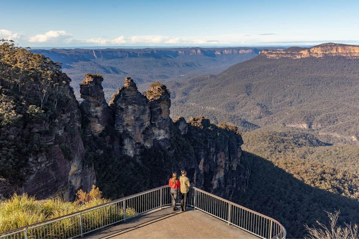 Blue Mountains & Sydney Zoo: Day Tour from Sydney A couple enjoys the view of Three Sisters, Echo Point, Blue Mountain.