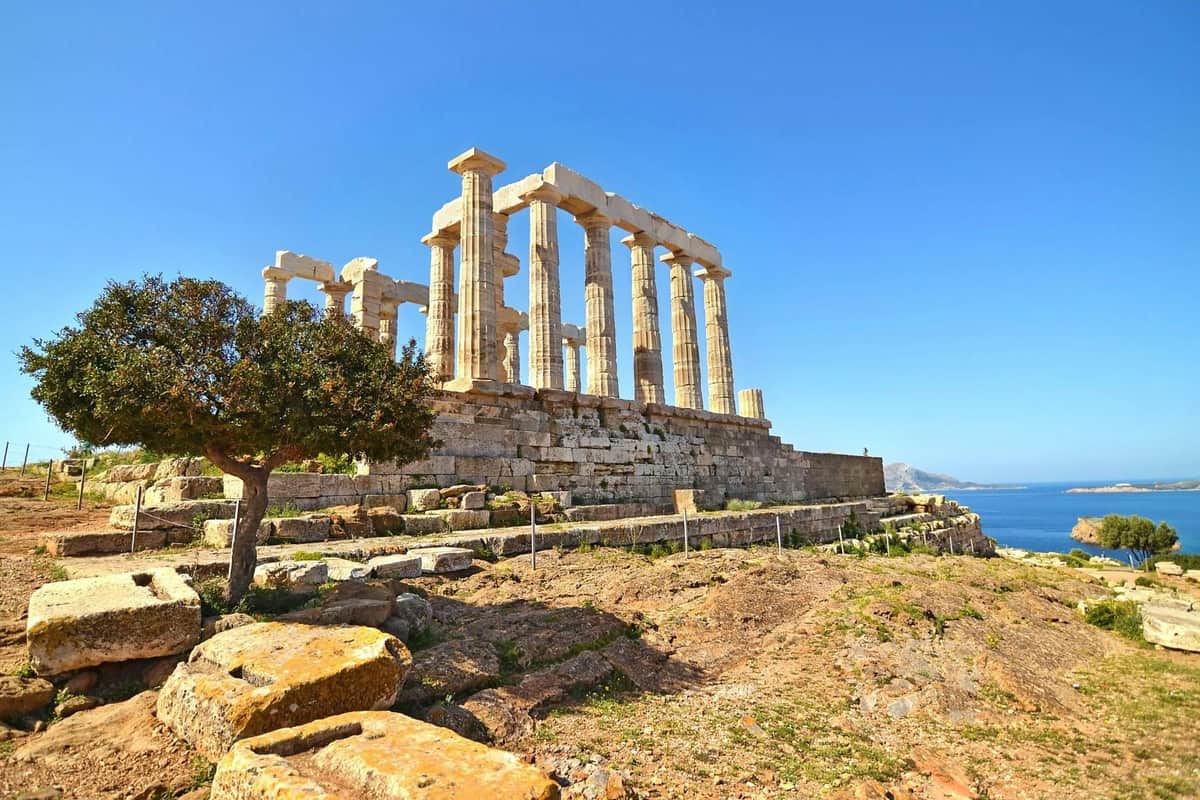 Cap Sounion et Temple de Poséidon : Excursion de l'après-midi à partir d'Athènes Temple de Poséidon sous un ciel bleu au cap Sounio, Grèce
D'anciennes colonnes de marbre s'élèvent sur une colline rocheuse au-dessus de la mer Égée.