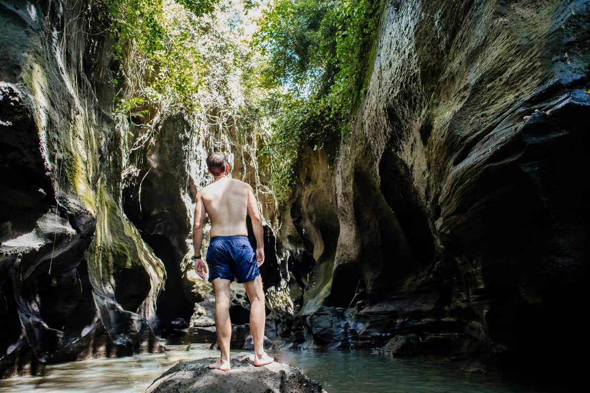 Circuit d'aventure à Bali avec trekking au canyon caché et visite du temple Goa Gajah Explorez le canyon caché de Beji Guwang et découvrez sa beauté naturelle captivante.