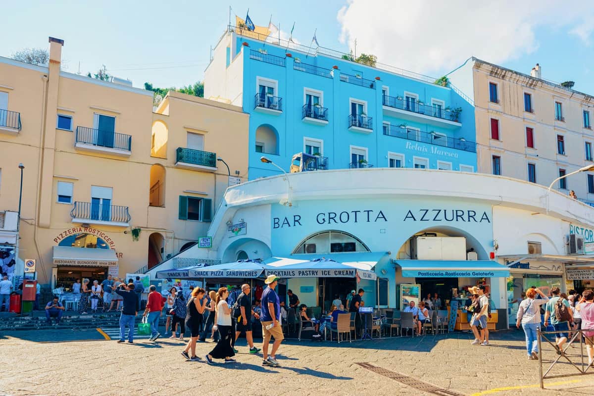 Île de Capri et Pompéi : Visite guidée + aller-retour de Naples Little Square Capri
