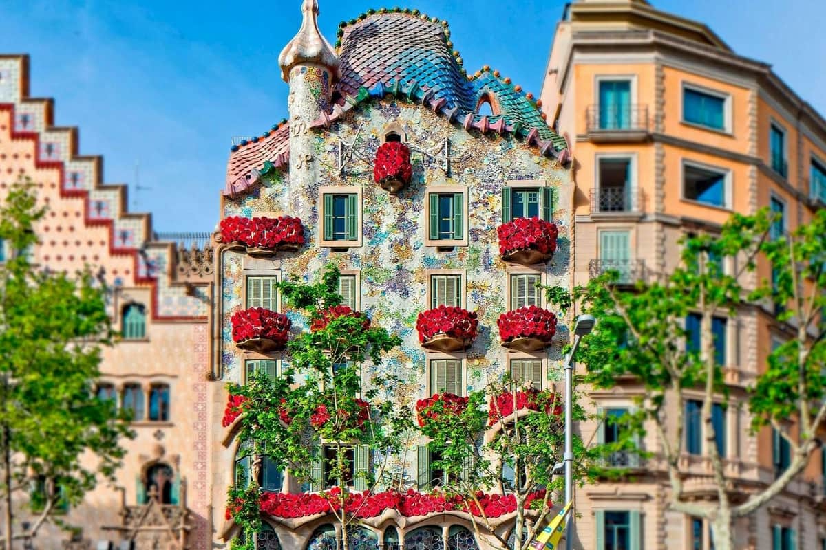 Barcelone et l'œuvre d'art de Gaudí : excursion en bus depuis Lloret Façade Batllo