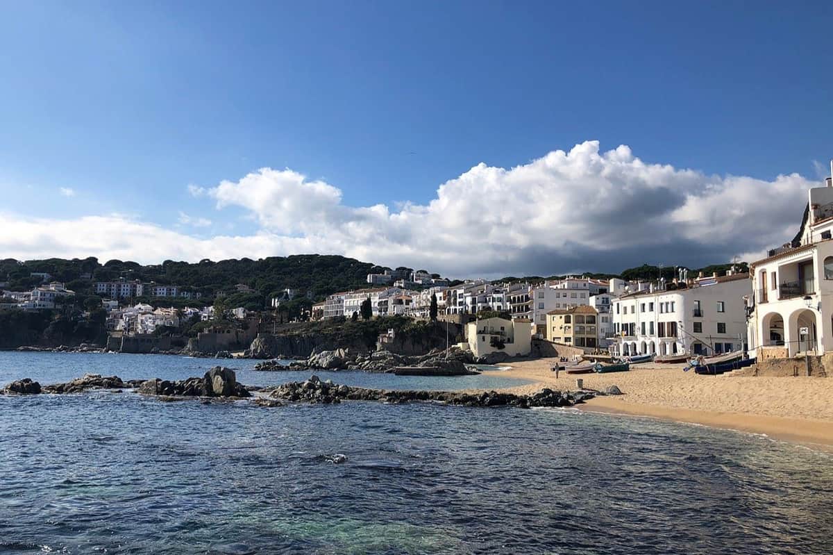 Excursion d'une journée à Gérone et à la Costa Brava au départ de Barcelone Maisons blanchies à la chaux et belles plages à Calella lors de notre circuit de Gérone et de la Costa Brava.