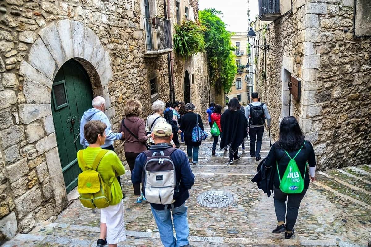 Girona: Game of Thrones Tour Group visiting the jewish quarter