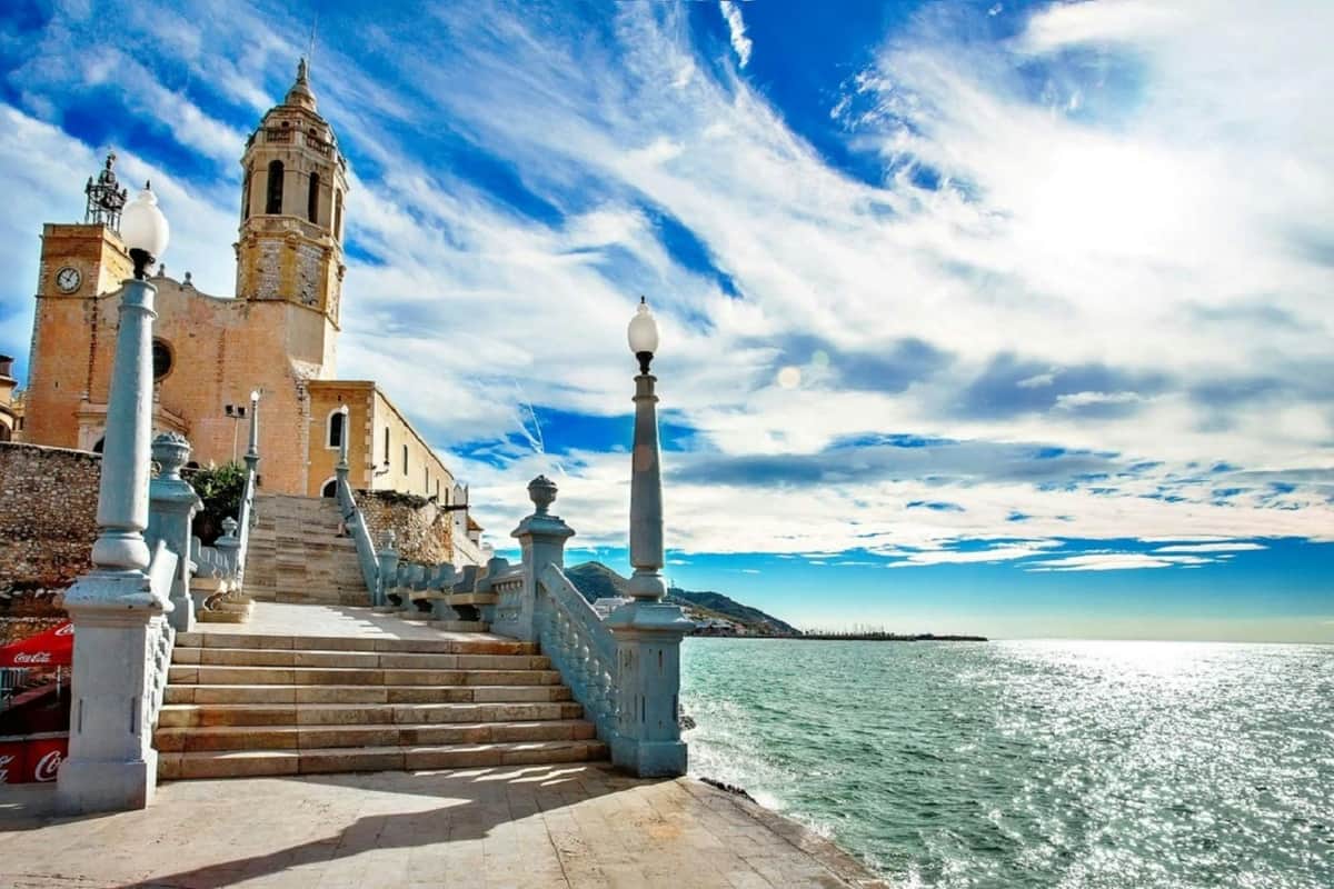 Sitges : Promenade en bateau, visite à pied et visite d'une cave Église de Sant Bartomeu et Santa Tecla