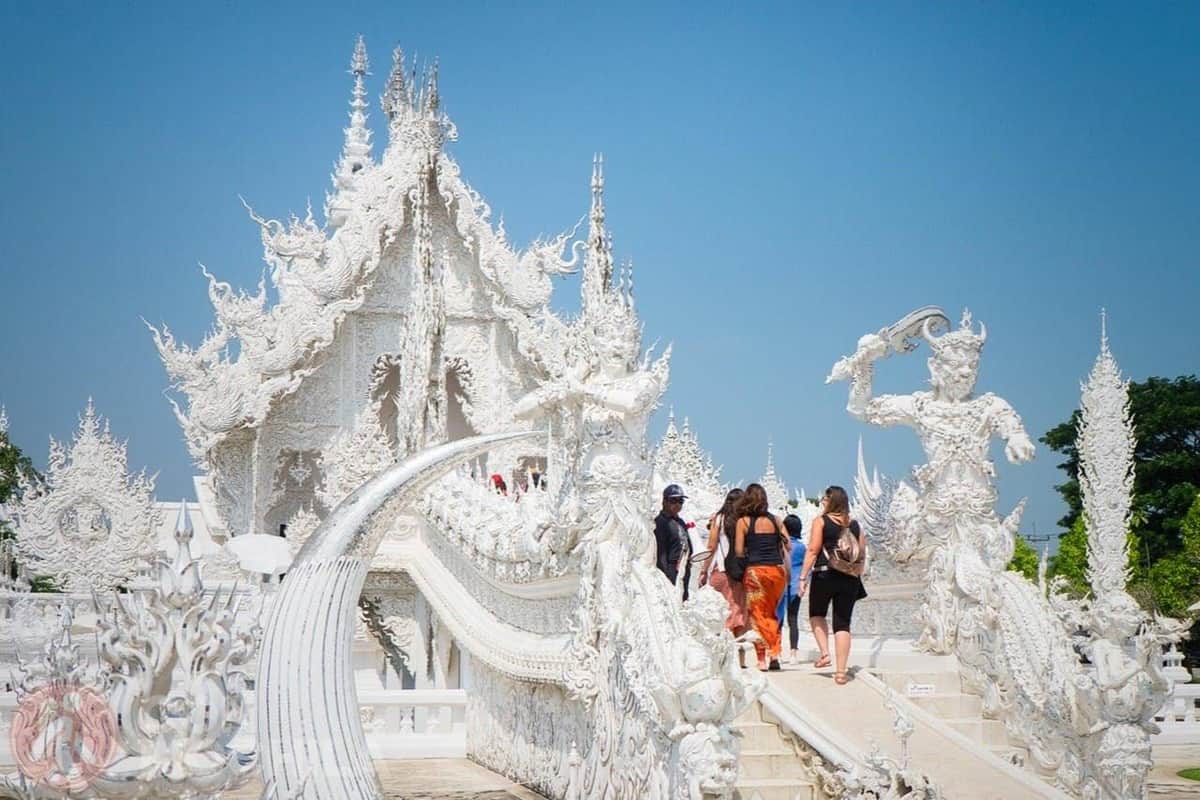 Chiang Rai: Excursión guiada a los Templos desde Chiang Mai con Aguas Termales y Aldea Tribal (Chiang Mai) Chiang Rai: Templo Blanco (Wat Rong Khun)