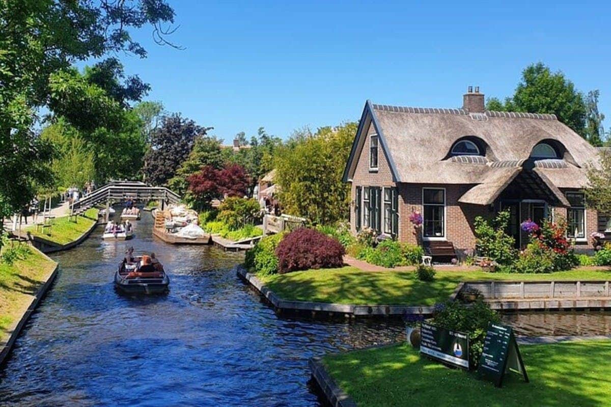 Zaanse Schans & Giethoorn : Visite guidée + Excursion en bateau électrique La célèbre "maison du chien", un arrêt photo lors de l'excursion en bateau ou lors d'une promenade sur le pont en bois pendant le temps libre.