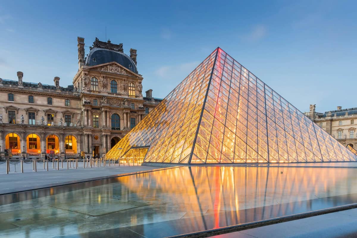 Paris: Kleingruppenreise ab London + Seine-Flusskreuzfahrt Fototermin im Louvre