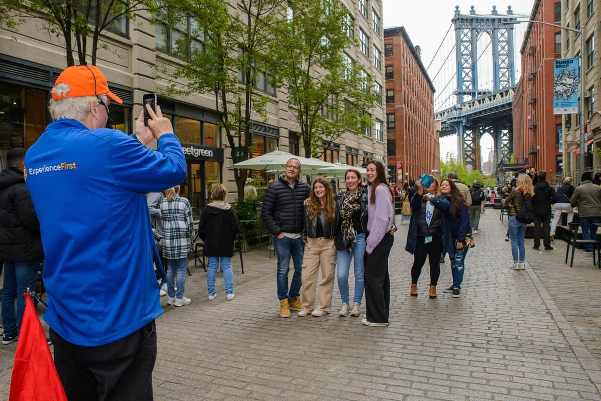 Tour Guide fotografiert Gäste in Brooklyn, Bronx, Queens Bus Tour