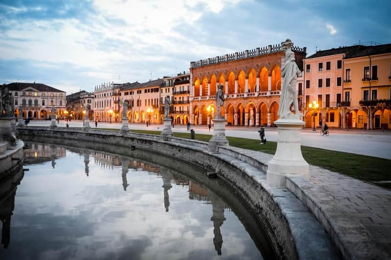 Padua: Geführte Tour + Zugtransfer von Venedig + Eintritt Botanischer Garten (Venedig) Teller des Tals