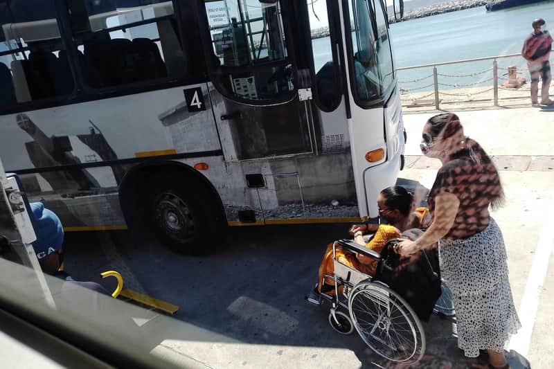 Les bus et les ferries sont accessibles aux fauteuils roulants.