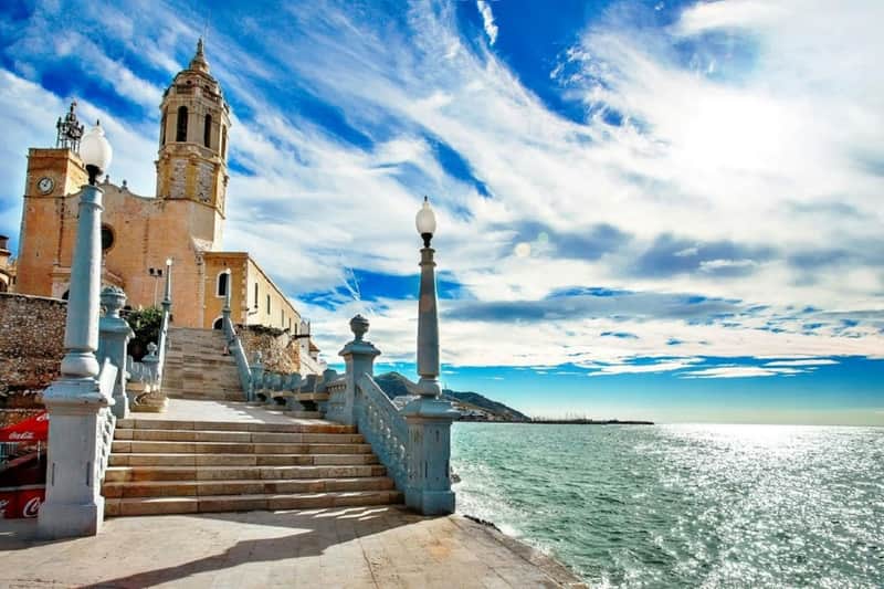 Sitges : Promenade en bateau, visite à pied et visite d'une cave