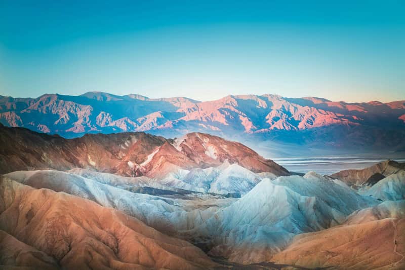 在晴朗的天空下，您可以欣赏到色彩缤纷的山脊风景，多层地形的色调和纹理各不相同。